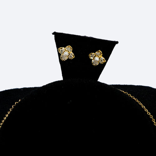Set de dije y aretes ARETTE flor con perlas dorados